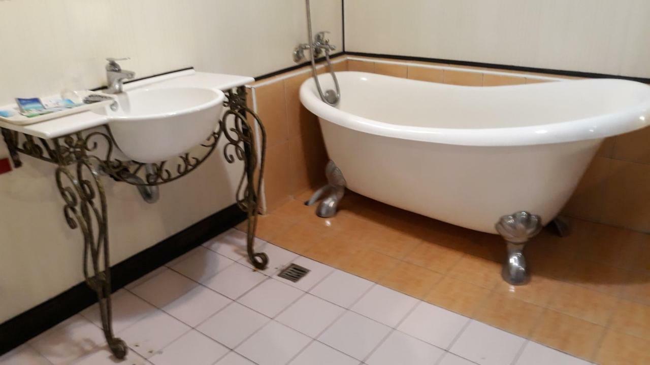 Sydney Motel Tucheng Bagian luar foto